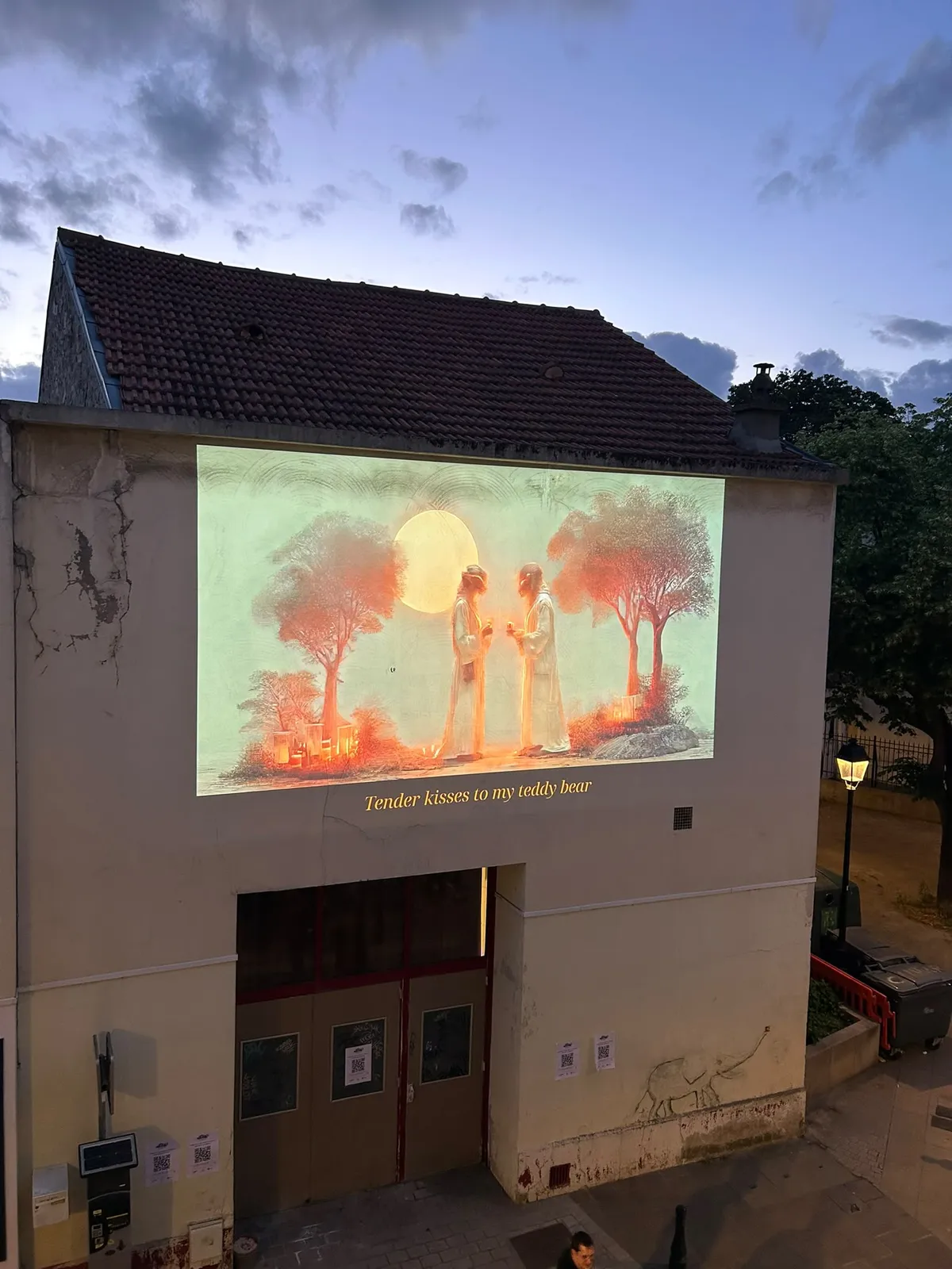 VideoLiveArt projeté sur une façade : l'œuvre générée à partir du prompt « Tender kisses to my teddy bear »